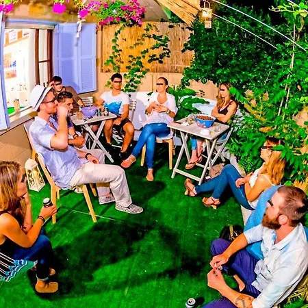 The Eclectic Yard -famous For Its Design Holiday home *