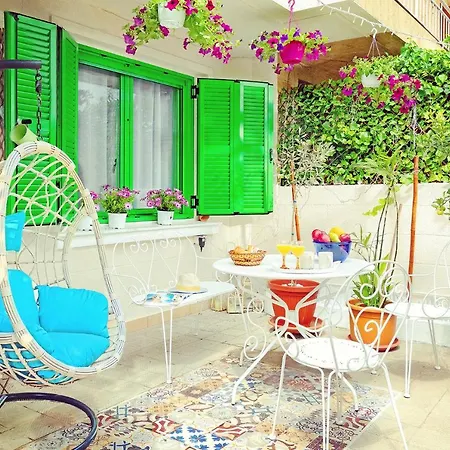 The Eclectic Yard -famous For Its Design Rhodes City